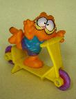 Kunststoff-Figur: Garfield auf Roller - 1988 - mge-shop