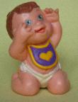 Weichplastik: Baby knieend mit Latz (Magic Diaper Babies) - 1991 - mge-shop